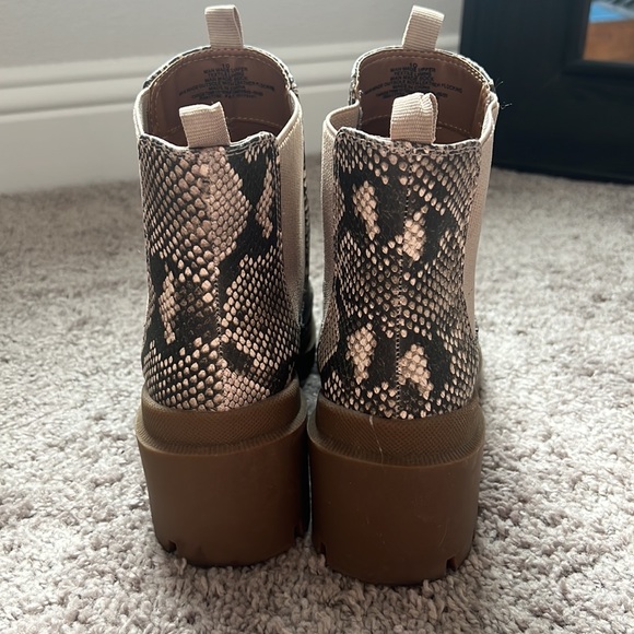 Universal Thread Snakeskin Chelsea Boots - Womens 10 - Picture 5 of 9